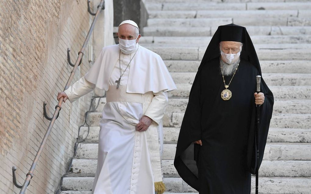 Paus Franciscus (l.) ontmoette dinsdag in Rome de Oecumenische Patriarch van Constantinopel Bartholomeüs I. De paus sprak zich in een documentaire uit voor geregistreerd partnerschap voor homostellen. beeld AFP, Vatican Media