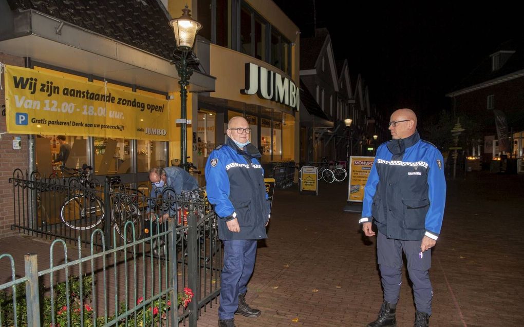 De boa’s Marinus Bos (l.) en Henk Schuurman handhaven de coronaregels in Ommen.  „We blijven redelijk, maar houden wel de volksgezondheid in de gaten.” beeld Frank Uijlenbroek