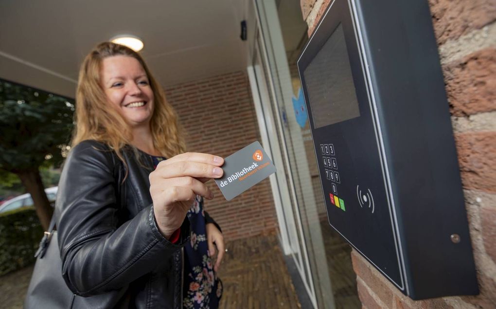 Het toegangssysteem bij de bibliotheek in Putten. De vestiging gaat werken met onbemande openingsuren. beeld Rob Voss