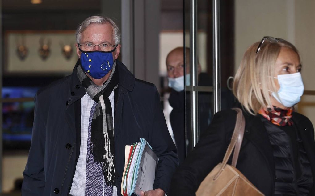 EU-hoofdonderhandelaar Barnier (l.) verliet woensdagavond zijn hotel in Londen om terug te keren naar Brussel. beeld EPA, Andy Rain