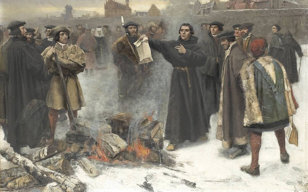 Luther verbrandde de bul die paus Leo X had uitgevaardigd tegen de leerstellingen van de kerkhervormer. De Zweedse schilder Karl Aspelin maakte er in 1885 deze afbeelding van. beeld Wikimedia
