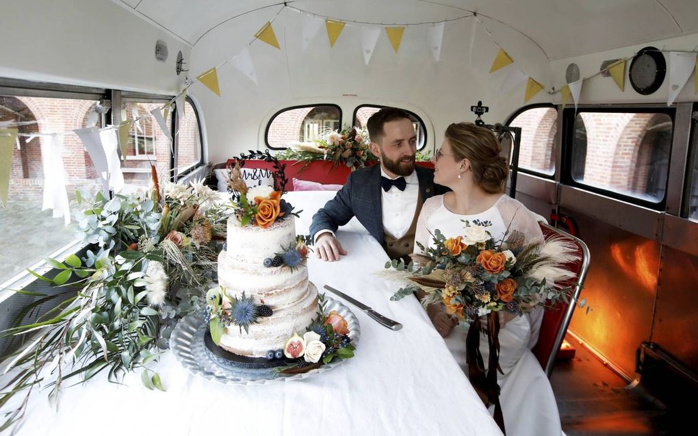 Ramòn Voshol en Willemein Bolier gingen donderdag met de Liefdesbus langs hun gasten. Een bruidstaart mocht uiteraard niet ontbreken. beeld VidiPhoto