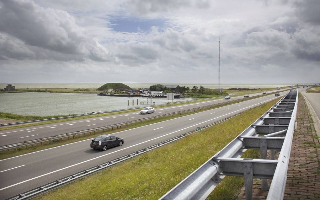 De werkzaamheden aan de Afsluitdijk lopen drie jaar vertraging op door fouten. De vertraging zou volgens geruchten honderden miljoenen euro’s extra kosten. Rijkswaterstaat kan dat echter niet bevestigen. beeld Sjaak VerboomDe werkzaamheden aan de Afsluitd