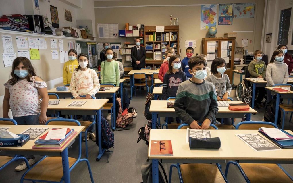 Leerlingen van een basisschool in Bischwiller, Oost-Frankrijk, herdachten afgelopen maandag de vermoorde leraar Samuel Paty. Hij had spotprenten van de profeet Mohammed getoond in zijn les maatschappijleer.  beeld AFP, Patrick Hertzog