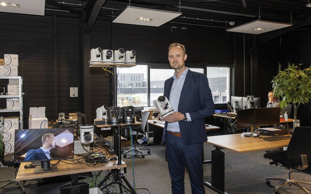 Walter Harrewijn, directeur van camerafabrikant Avonic, wordt zelf gefilmd, wat te zien is op het scherm links op de voorgrond.​ beeld RD, Henk Visscher