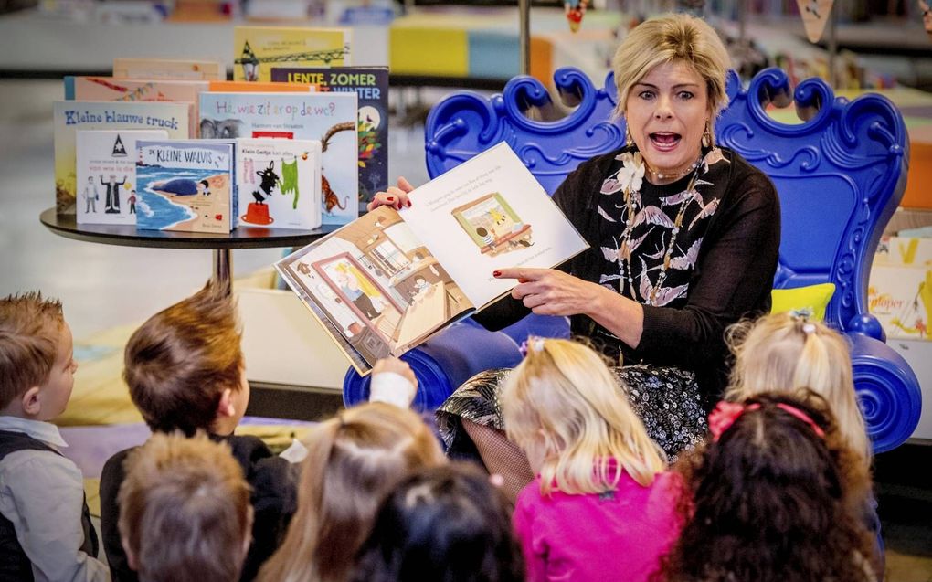 Prinses Laurentien leest voor bij de Nationale Voorleesdagen.  beeld ANP