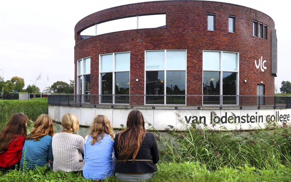 Leerlingen bij het gebouw van het Van Lodenstein College in Kesteren. beeld ANP, Piroschka van der Wouw