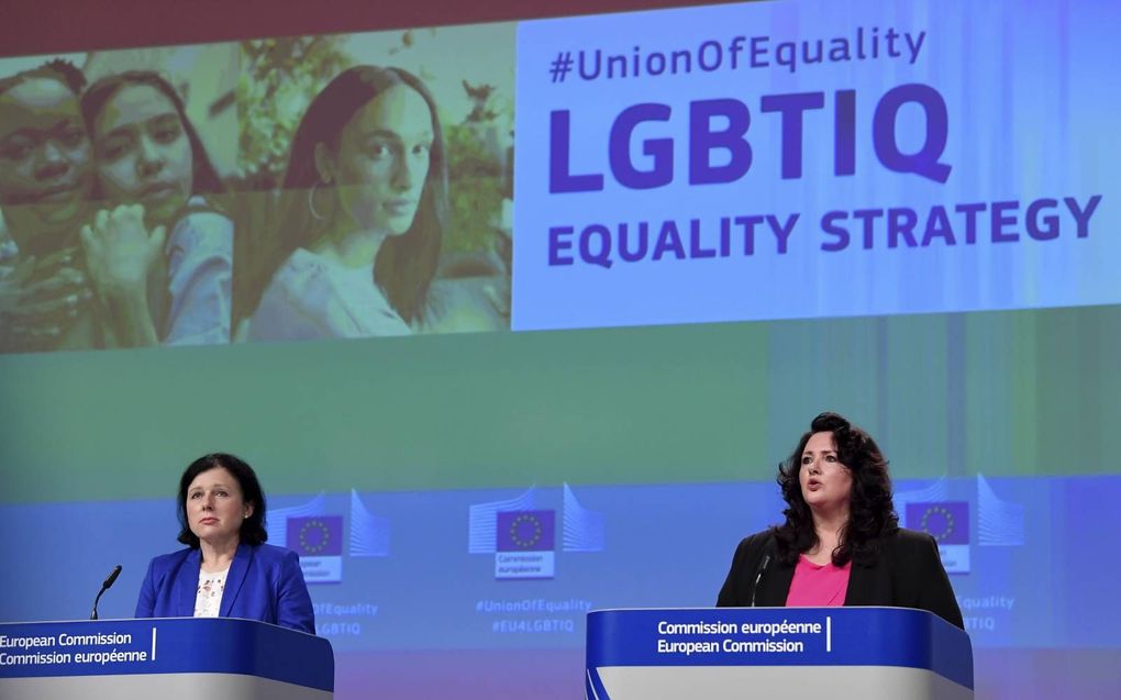 Eurocommissarissen van Waarden, Vera Jourova (l.), en Gelijkheid, Helena Dalli (r.) presenteerden donderdag het eerste lhbtiq-plan. beeld EPA, John Thys