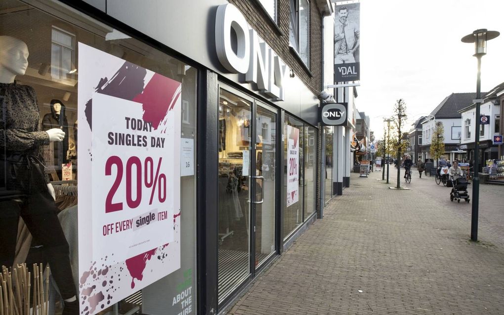 Steeds meer winkels sluiten aan bij het kortingsfestival Singles Day op en rond 11 november. Dat is in China in het leven is geroepen als tegenhanger van Valentijnsdag. Foto: Een damesmodezaak in een winkelstraat in Barneveld maakt vrijdag nog reclame voo