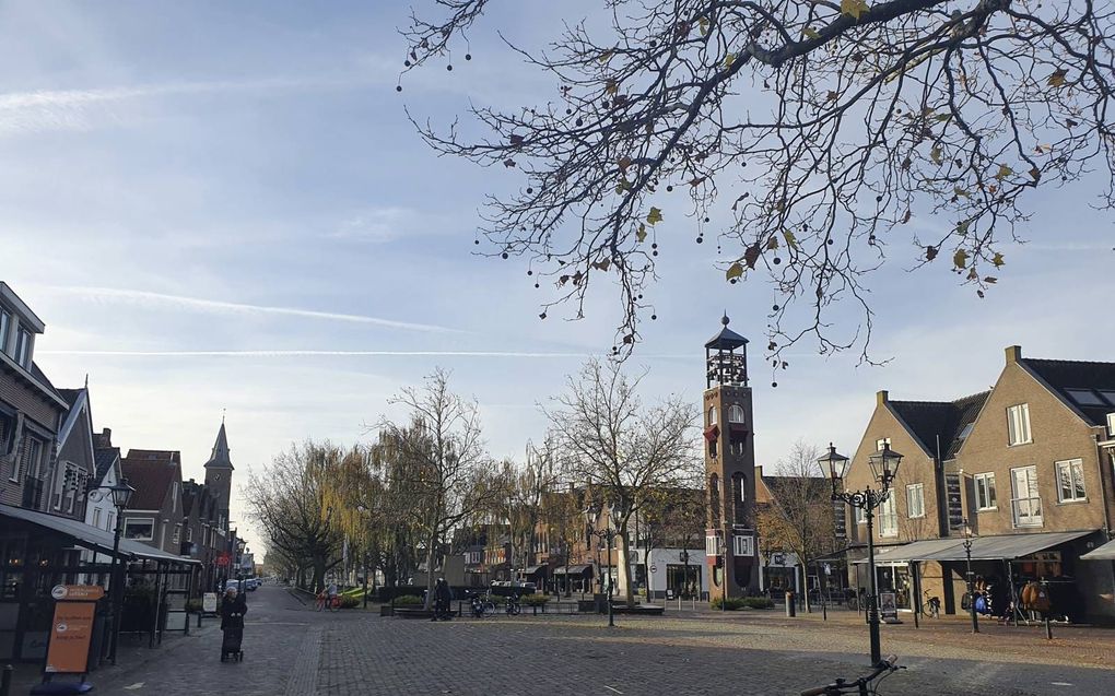 Er zijn verschillende mogelijke verklaringen voor de vele besmettingen in Bunschoten-Spakenburg. Een winkeleigenaar: „Misschien omdat iedereen elkaar hier kent, helpt en bij elkaar over de vloer komt?” Een ander denkt dat bedrijvige Bunschoters die elders