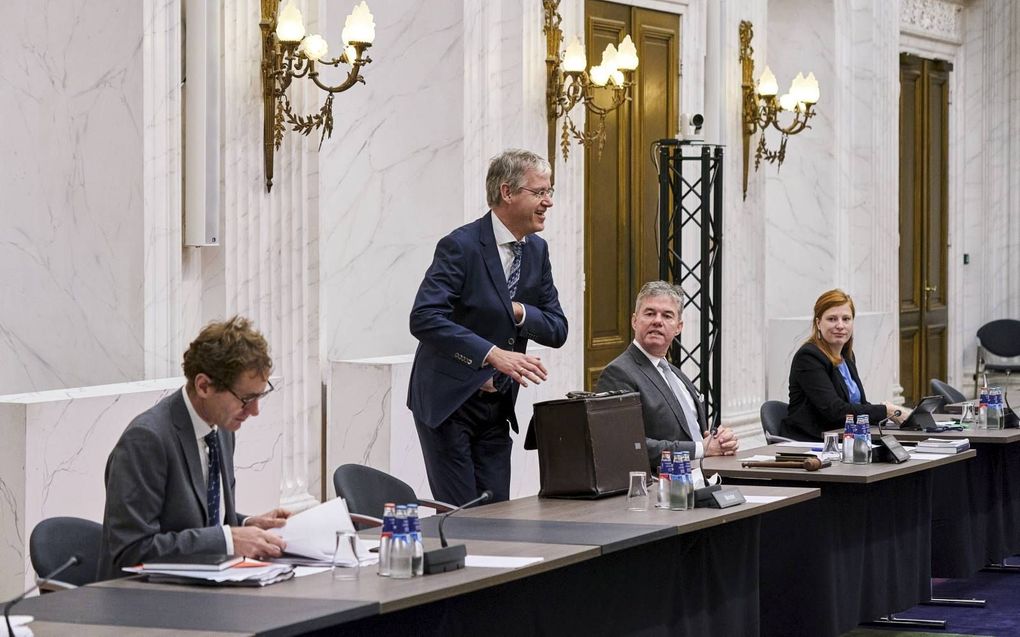„Minister Slob gaf eerst aan dat reformatorische scholen van ouders instemming met de schoolidentiteit mogen vragen, maar wekt nu de indruk dat hij bereid is mee te werken aan inperking van de vrijheid van onderwijs.” Foto: Kamerdebat over een aangescherp