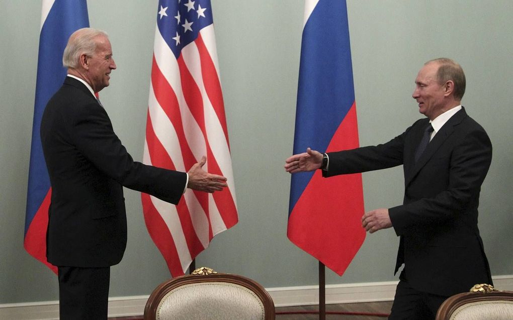Zullen oude tijden herleven? Toen Biden in 2011 als vicepresident Rusland bezocht, ontving president Poetin hem hartelijk. Nu wacht de aankomend president nog op een gelukwens vanuit het Kremlin.  beeld EPA, Maxim Shipenkov