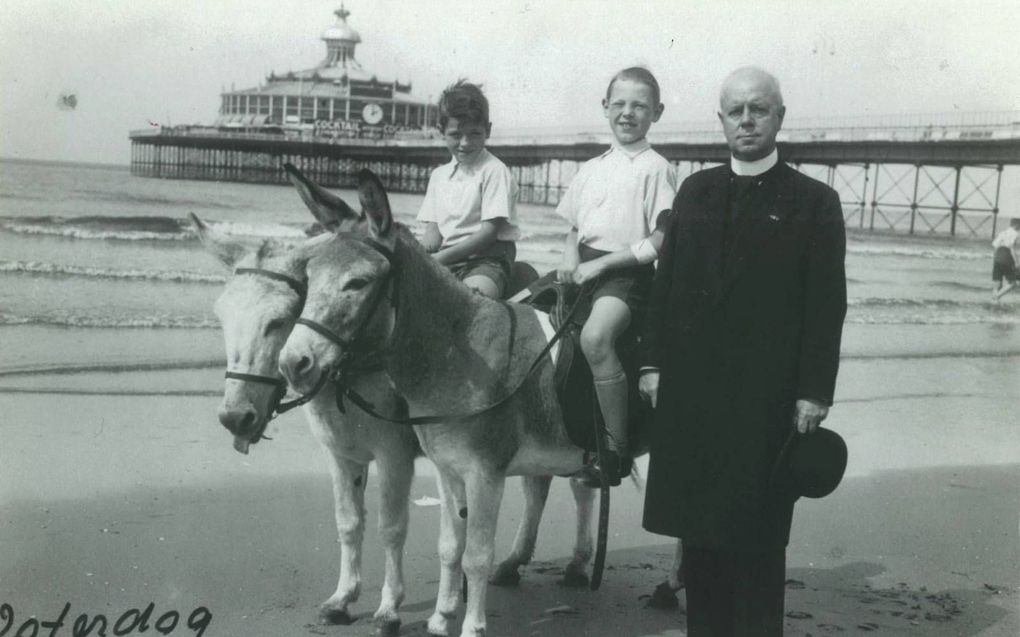 Prof. G. Wisse (1873-1957) met twee kleinzoons op het strand bij Scheveningen. beeld RD