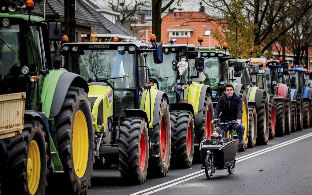 „In de media komen meestal de grote trekkers met de jonge gasten in beeld, maar buiten beeld stonden in Den Haag heel wat oudere boeren en boerinnen met kleine en gedateerde trekkers.” beeld ANP, Remko de Waal