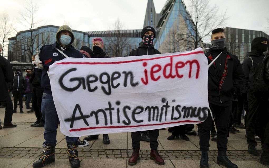 ”Tegen elk antisemitisme”, luidde vorige vorige week de boodschap van tegendemonstranten tijdens een actie van coronasceptici in het Duitse Leipzig. Volgens de Duitse regering klinkt Jodenhaat door in het protest tegen de overheidsmaatregelen. beeld EPA, 