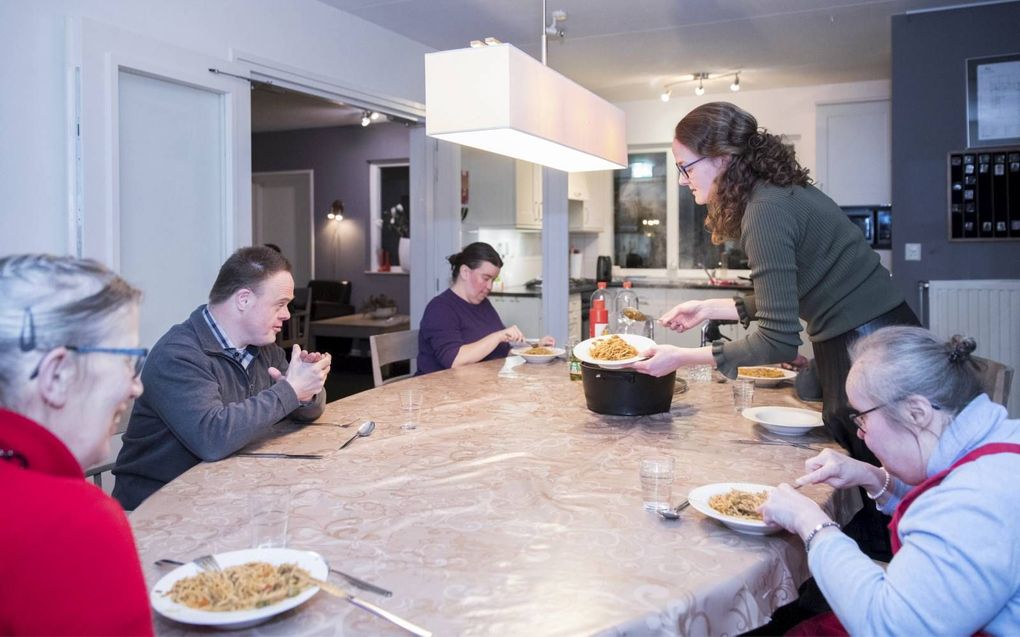 Etenstijd in woonlocatie Schoonsterheim van Adullam. beeld Jaco Hoeve