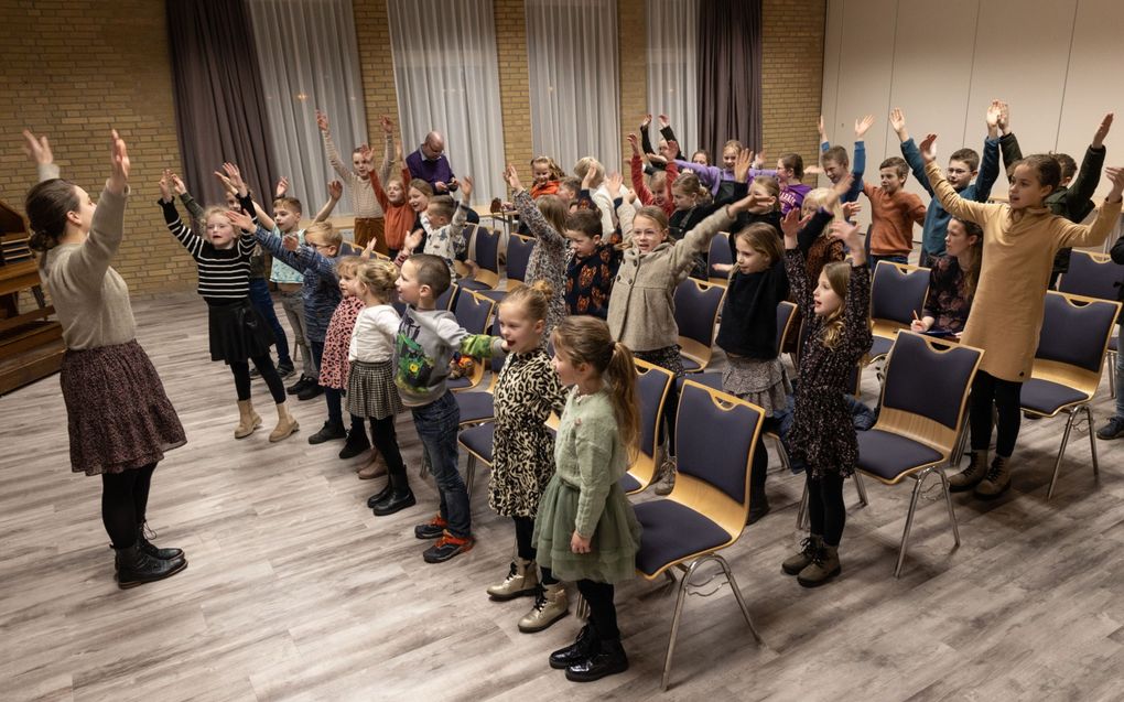 Kinderkoor Jonge Ichthusklanken uit Boskoop onder leiding van dirigente Rianne Heijboer. beeld RD, Anton Dommerholt