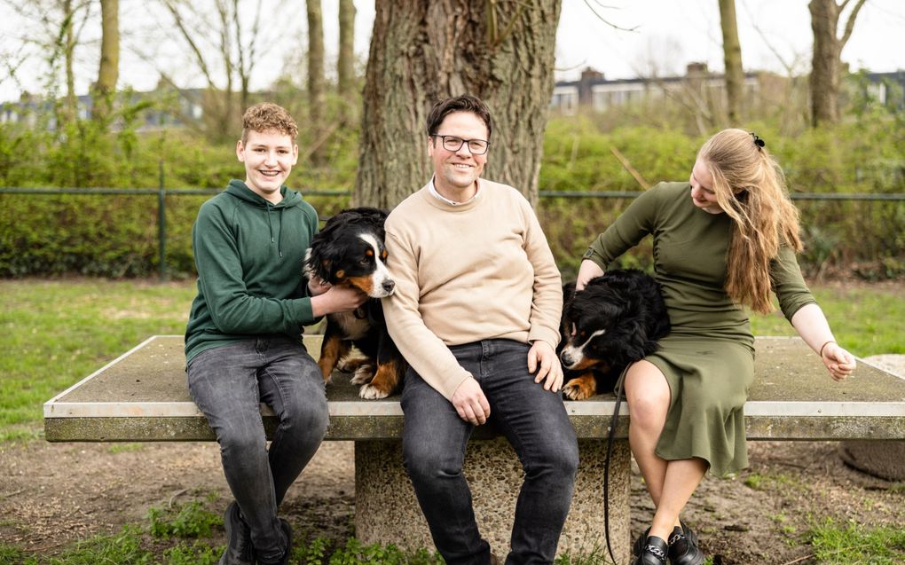 Rick Oostindie, Gerwin Polinder en Anna Kooij met schoolhonden Beertje en Guusje. beeld André Dorst