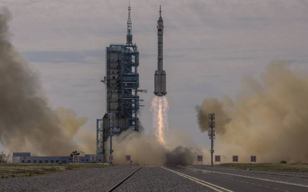 Lancering van ruimteschip Shenzhou-12, donderdag in de Gobiwoestijn van China. Aan boord zijn drie zogenoemde taikonauten. beeld EPA, Roman Pilipey