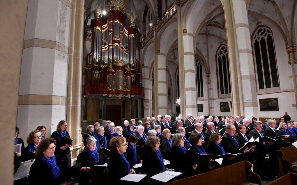 Gemengd koor Vox Humana tijdens een concert in Zaltbommel. beeld William Hoogteyling