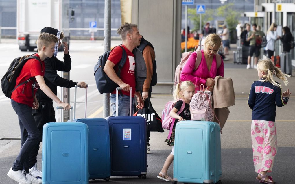 Reizigers op Schiphol tijdens de zomervakantie. beeld ANP, Olaf Kraak