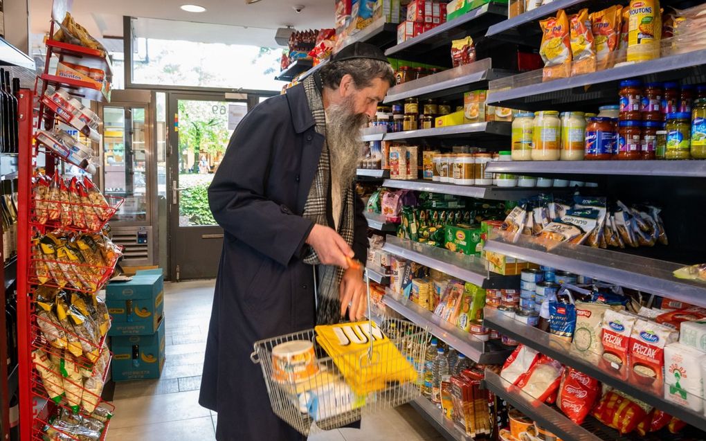 Shimon Koppenhol doet boodschappen. Hij heeft drie zoons en elf kleinkinderen in Israël wonen. beeld Ronald Bakker