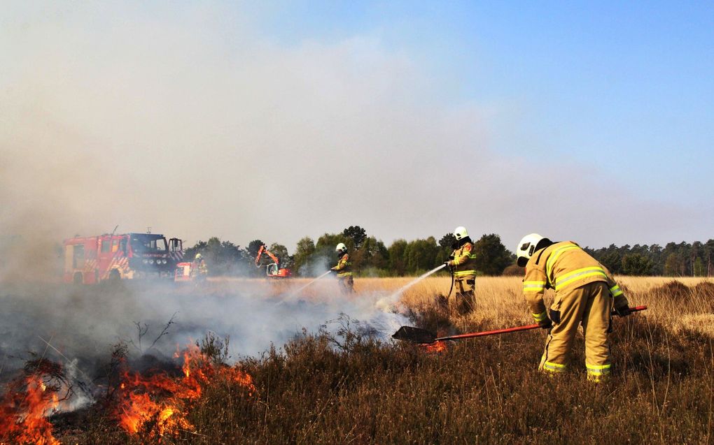 De brandweer blust een brand op de Hoge Veluwe, in 2014. Beeld ANP, Tom Huysman/persbureau Heitink