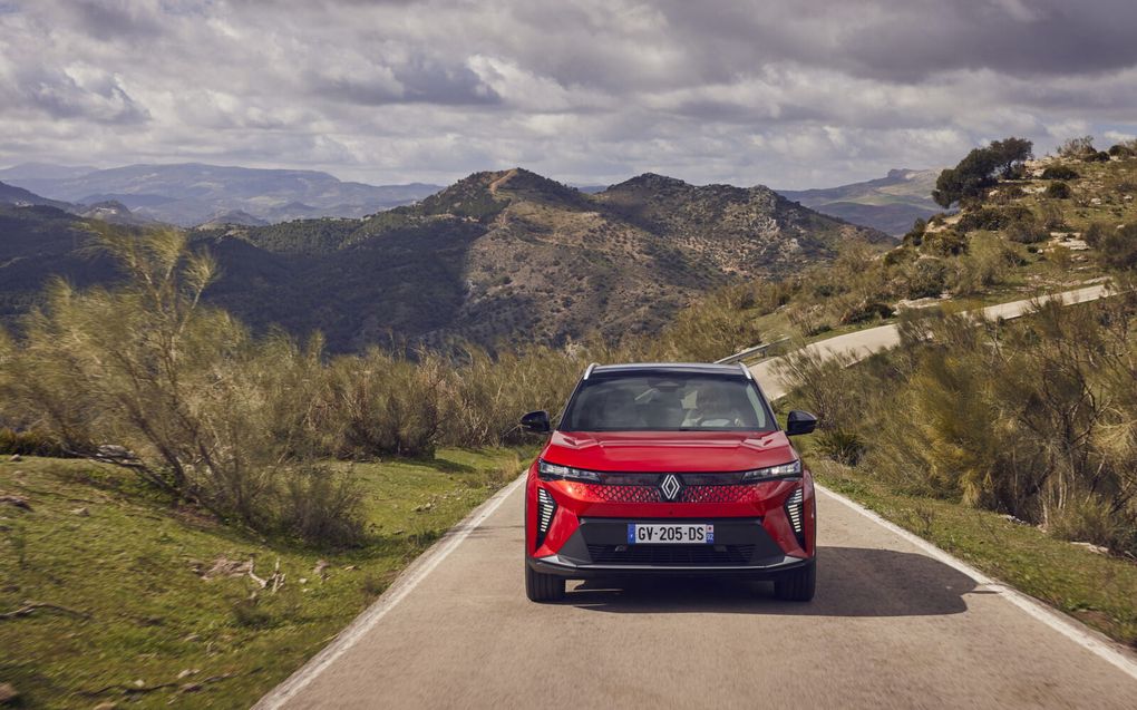 Uit berekeningen blijkt dat elektrisch rijden komend jaar 13 procent duurder wordt. Foto: Renault Scenic E-Tech, Auto van het Jaar 2024. beeld Renault Group