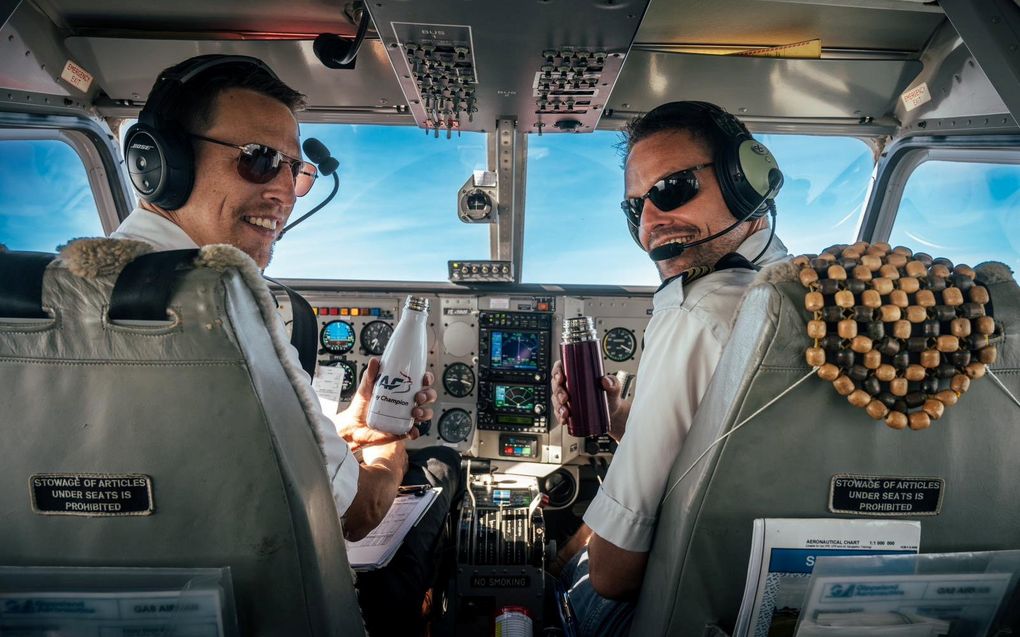 Joop van Weele (r.) houdt koffiepauze in de lucht. beeld Joop van Weele