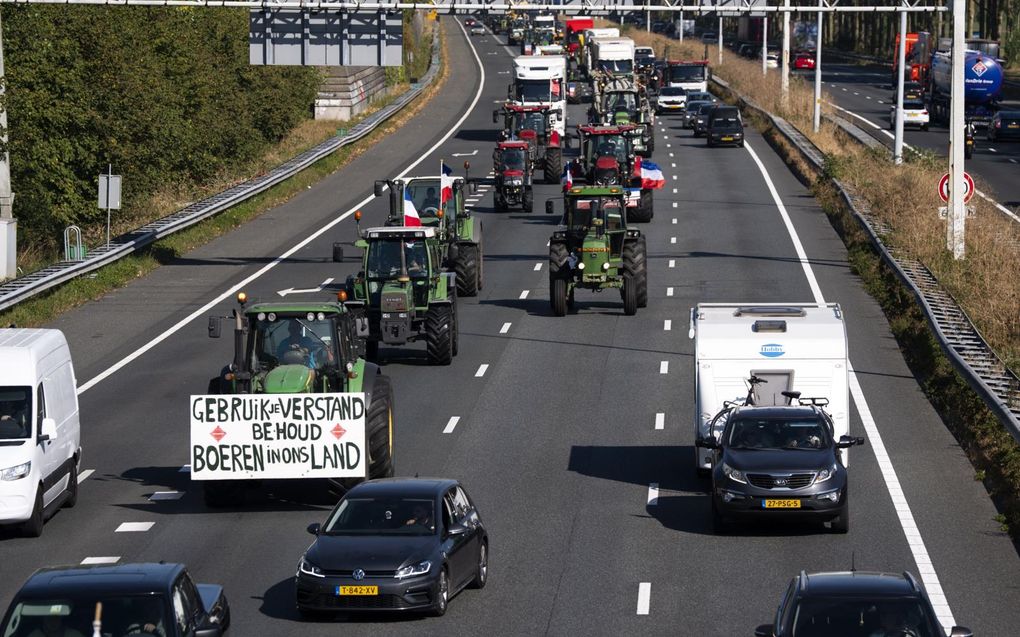 Ingetogen programma bij boerenprotest om dodelijk ongeval op A59 • Enkele trekkers rijden door blokk