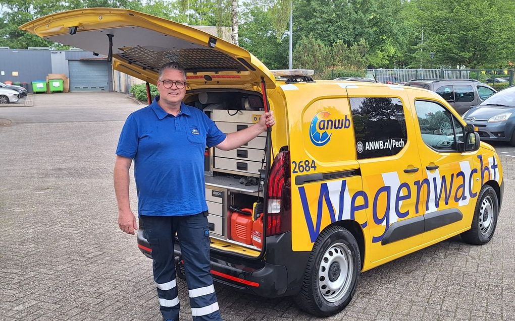 Wegenwacht René Nouws bij zijn bus. beeld ANWB