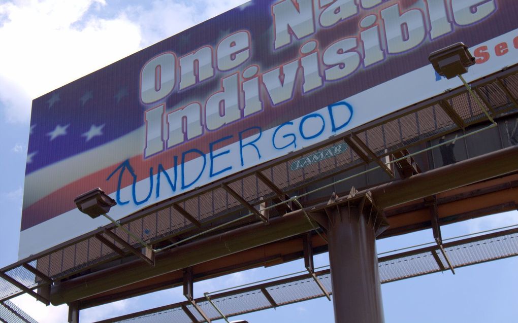 In de Amerikaanse staat North Carolina is een stevig debat gaande tussen atheïsten en christelijke groeperingen. Via billboards bestrijden zij elkaar. Atheïsten gebruikten de tekst ”One Nation Indivisible” (Eén land, ondeelbaar). Tegenstanders spoten er o