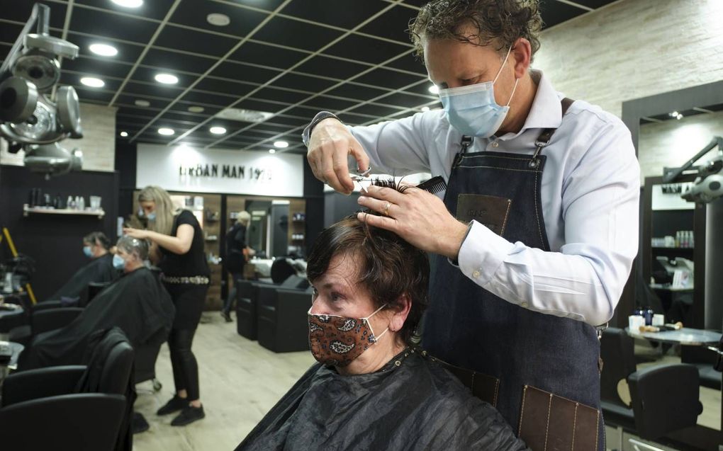 Kappers zetten opgelucht de schaar in het haar