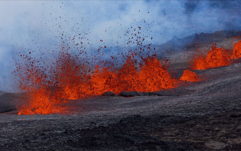 Vuurspuwende berg braakt as en lava uit