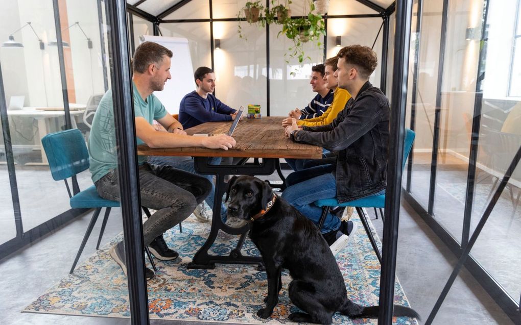 Knuffelbare collega die je aan het lijntje mag houden