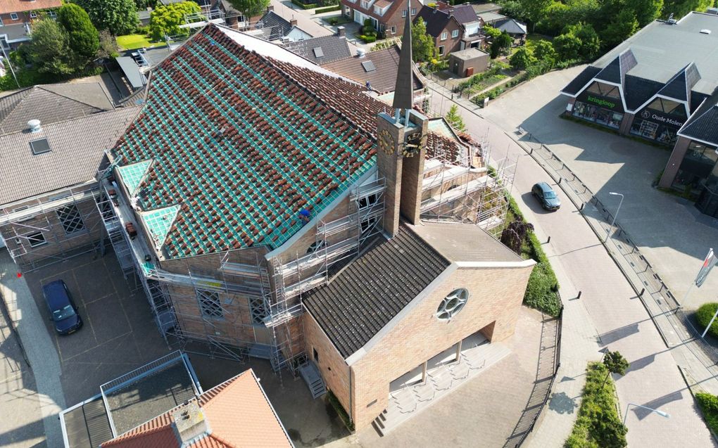 20.000 nieuwe dakpannen voor kerkgebouw ggiN Opheusden
