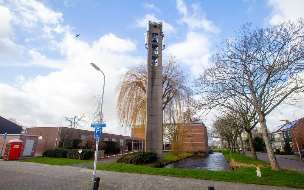 Klokkentoren gereformeerde kerk Puttershoek weer compleet