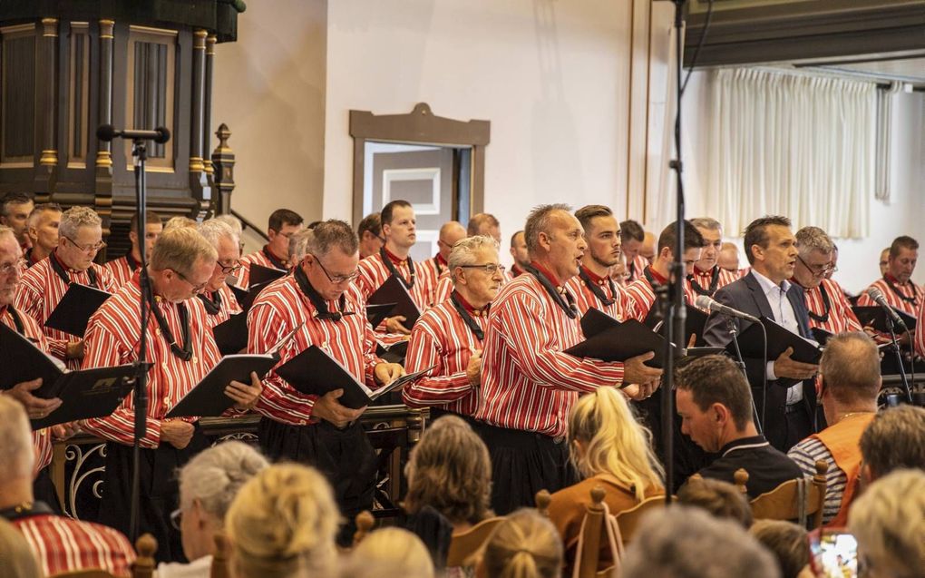 Mensen komen uit heel Nederland naar Urk om te zingen