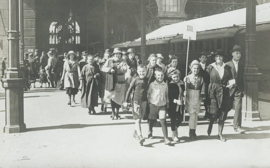 Een failliet en verarmd Hongarije leidde direct na de Eerste Wereldoorlog tot uitgebreide hulpacties vanuit Nederland, onder andere via de kindertreinen. Foto: uit Nederland teruggekeerde Hongaarse kinderen op het Ooststation in Boedapest. beeld BTM-Kiscelli Múzeum