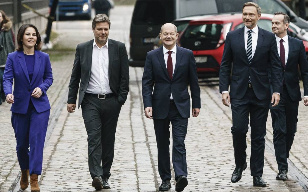De Duitse partijen SPD, FDP en de Groenen presenteerden woensdagmiddag in Berlijn hun regeerakkoord. Van links naar rechts: Annalena Baerbock (de Groenen), Robert Habeck (de Groenen), Olaf Scholz (SPD), Christian Lindner (FDP) en Volker Wissing (FDP). beeld EPA, Clemens Bilan