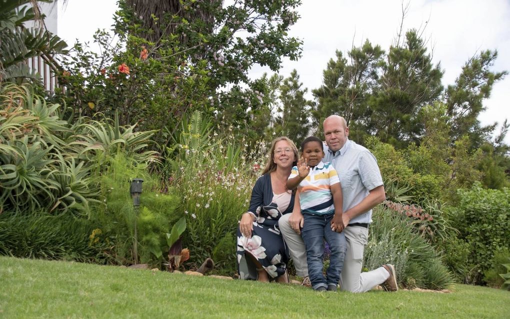 Joan en Marleen van Burg zijn in Zuid-Afrika om hun adoptiezoon op te halen. Van onrust over de nieuwontdekte virusvariant merken ze weinig. beeld Marleen van Burg-Dieleman