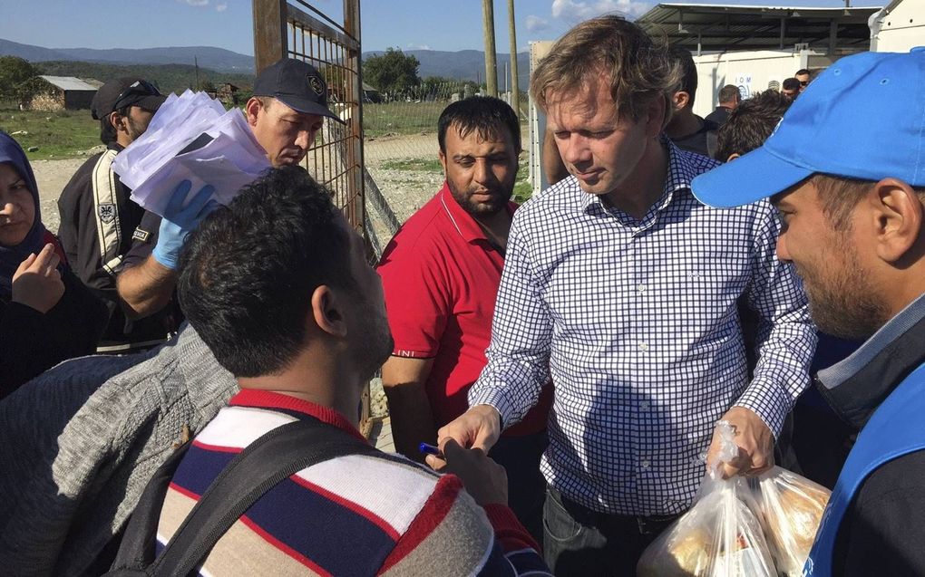 Joël Voordewind deelt voedselpakketten uit aan Syrische vluchtelingen bij de Grieks-Macedonische grens tijdens een werkbezoek in 2016. beeld Joël Voordewind