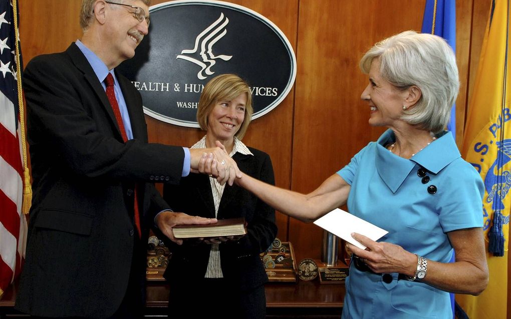 Francis Collins schudt de hand van de Amerikaanse Minister van VolksgezondheidKathleen Sebelius, nadat hij is ingezworen als directeur van de NIH. beeld National Institutes of Health