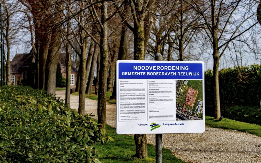 Nadat complotdenkers begin dit jaar bloemen legden op begraafplaats Vredehof in Bodegraven, voerde de gemeente daar een noodverordening in.  beeld ANP, Robin Utrecht