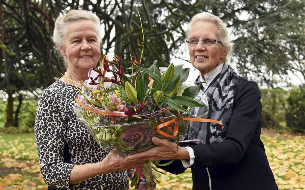 Jannie van Kempen-Nieuwenhuis (rechts) geeft een bloemetje aan haar zus Diny Fieret-Nieuwenhuis omdat ze altijd voor iedereen klaarstaat. beeld Peter Nicolai