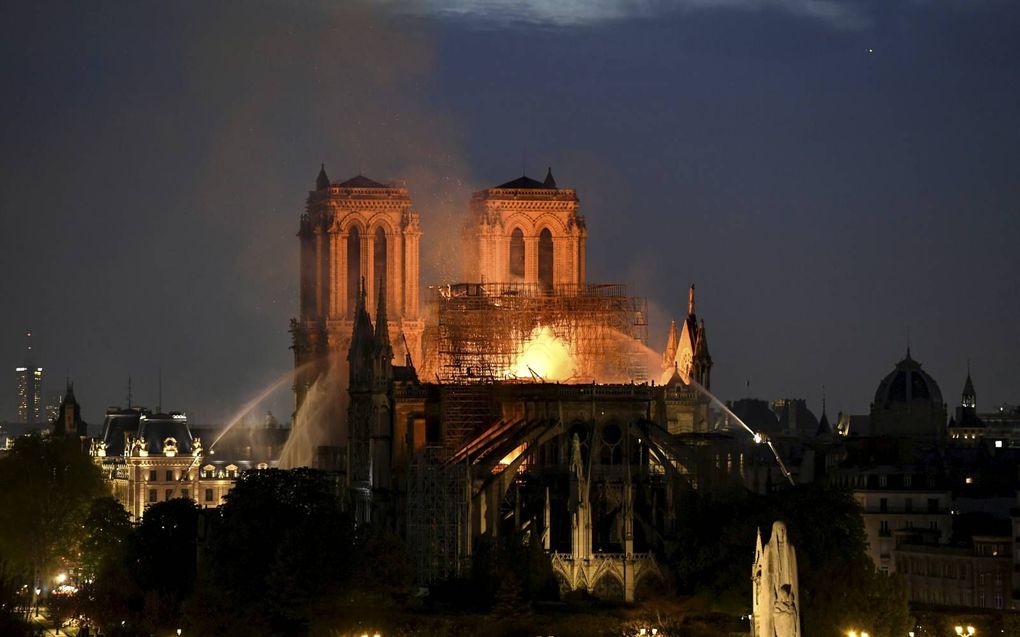 Na de verwoestende brand in de Parijse Notre-Dame op 15 april leeft de vraag op welke manier een dergelijk monument gerestaureerd moet worden. Donderdag vond in Groningen de tweede religie en erfgoedlezing plaats, waarbij deze vragen centraal stonden. bee