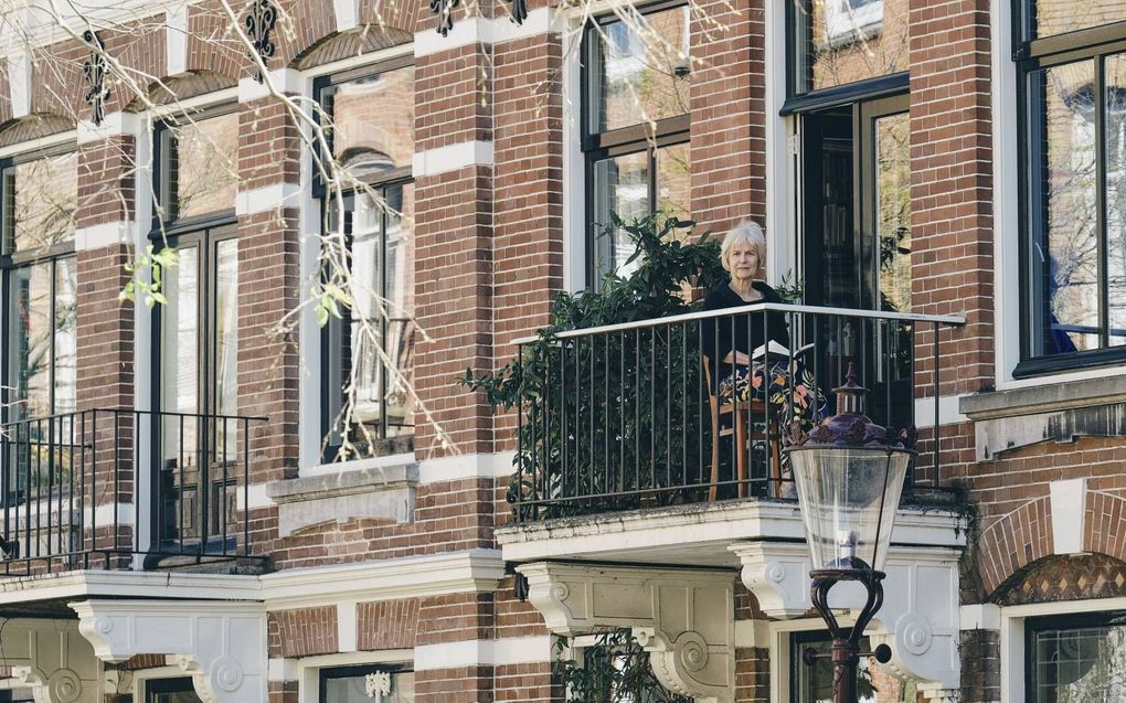 Marli Huijer, hoogleraar publieksfilosofie aan de Erasmus Universiteit, op het balkon van haar woning in Amsterdam. beeld Sjaak Verboom