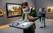 Hannes Wallrafen testte vrijdag in het Rijksmuseum in Amsterdam een prototype van een maquette. beeld Ronald Bakker