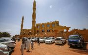 Sudanese moslims arriveren bij een moskee in Khartoem voor het vrijdagmiddaggebed. beeld AFP, Ashraf Shazly