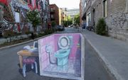 ”Fake news” van Leon Keer, gemaakt op het Mural Festival in Montréal, juli 2019.  beeld Leon Keer